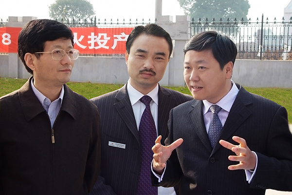2004年12月，时任江西省委书记孟建柱（左一）视察高安MILE米乐集团，指示加快项目建设，为江西水泥行业结构调整作出贡献